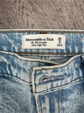 Abercrombie & Fitch Light Blue Stonewash '90s Straight High-Rise Jeans